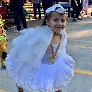 Amazing girls light up swan costume (4-6 yes)